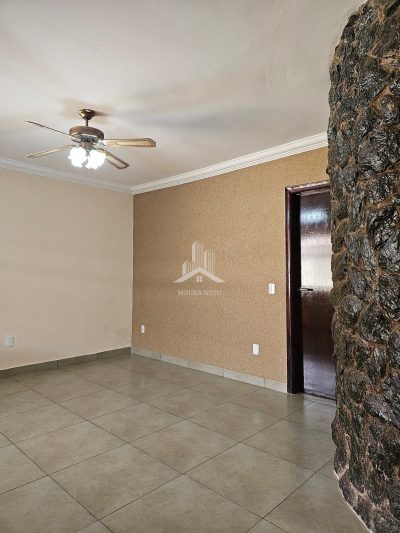 CASA A VENDA COM OTIMA LOCALIZAÇÃO