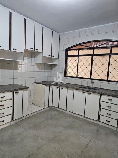 CASA A VENDA COM OTIMA LOCALIZAÇÃO