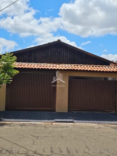 CASA A VENDA COM OTIMA LOCALIZAÇÃO