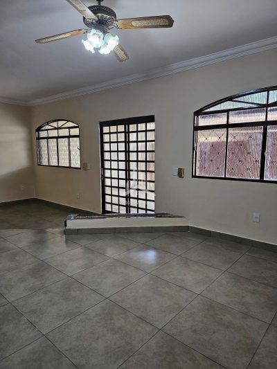 CASA A VENDA COM OTIMA LOCALIZAÇÃO