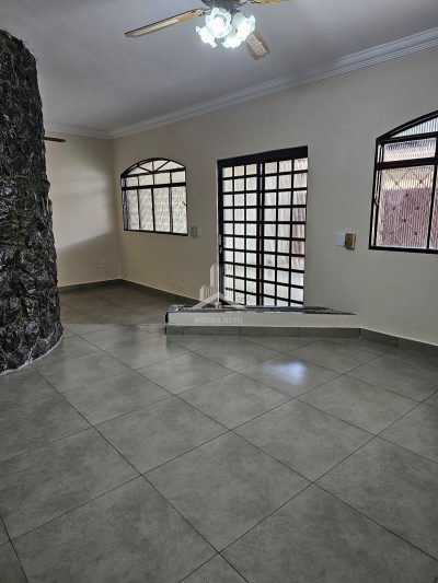 CASA A VENDA COM OTIMA LOCALIZAÇÃO
